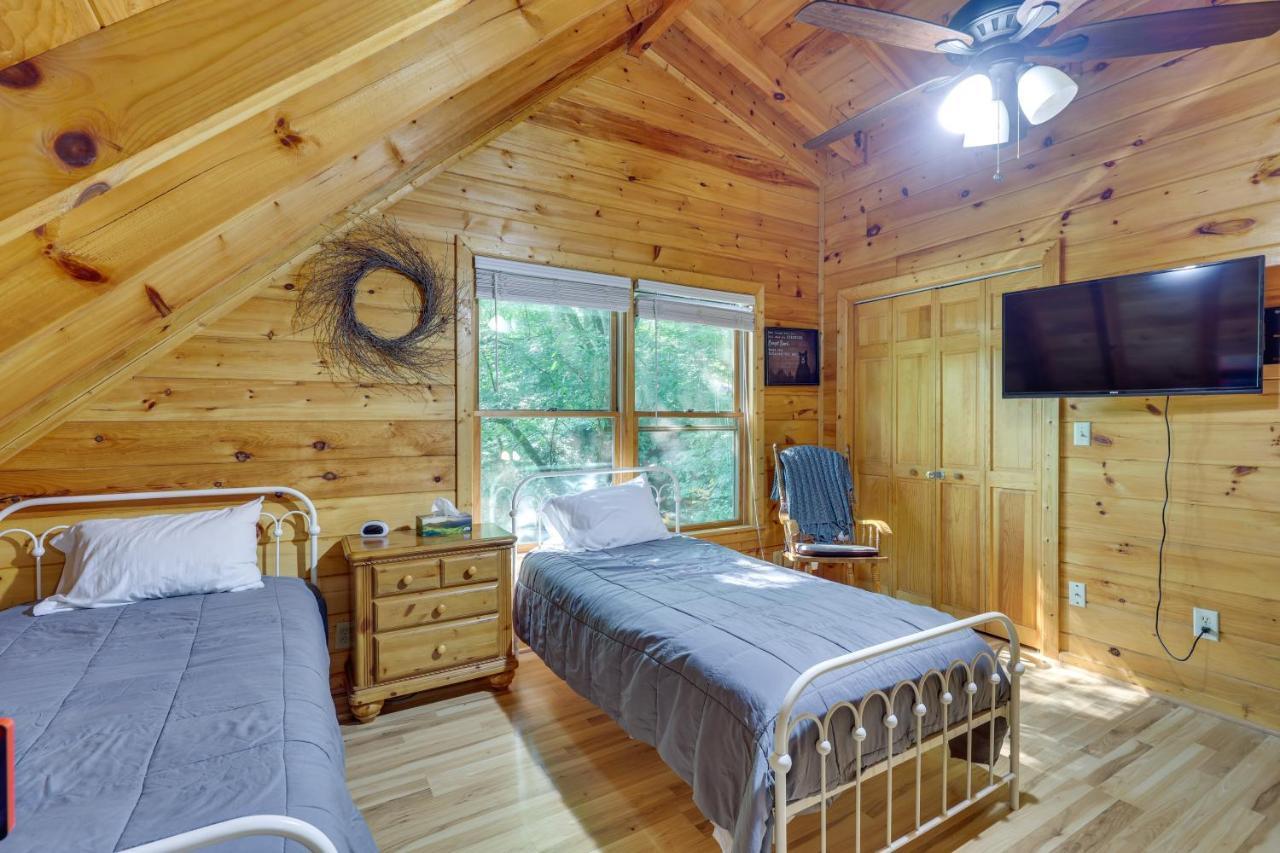 Riverfront Ellijay Cabin With Deck And Pool Access! Extérieur photo