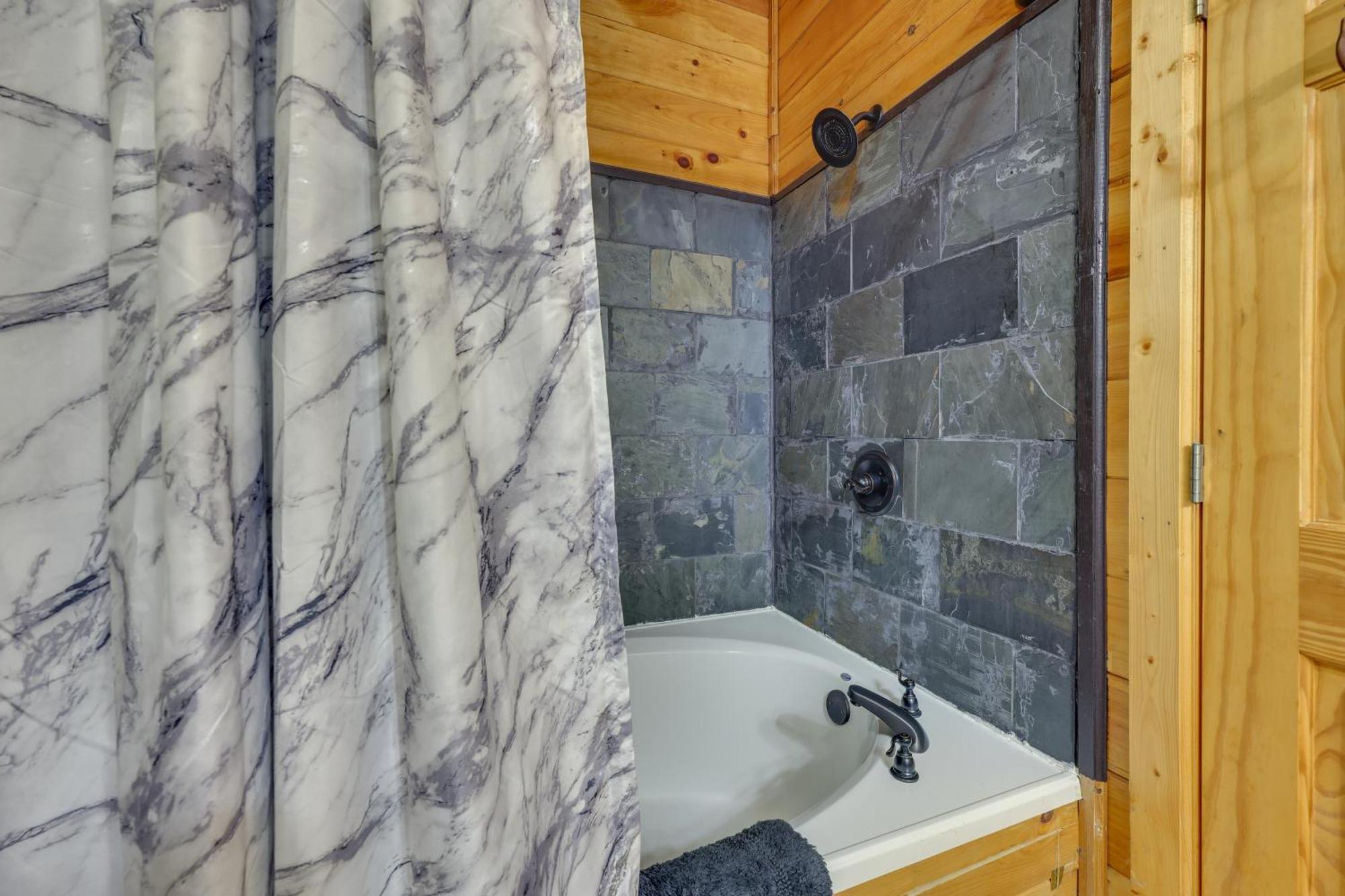 Riverfront Ellijay Cabin With Deck And Pool Access! Extérieur photo