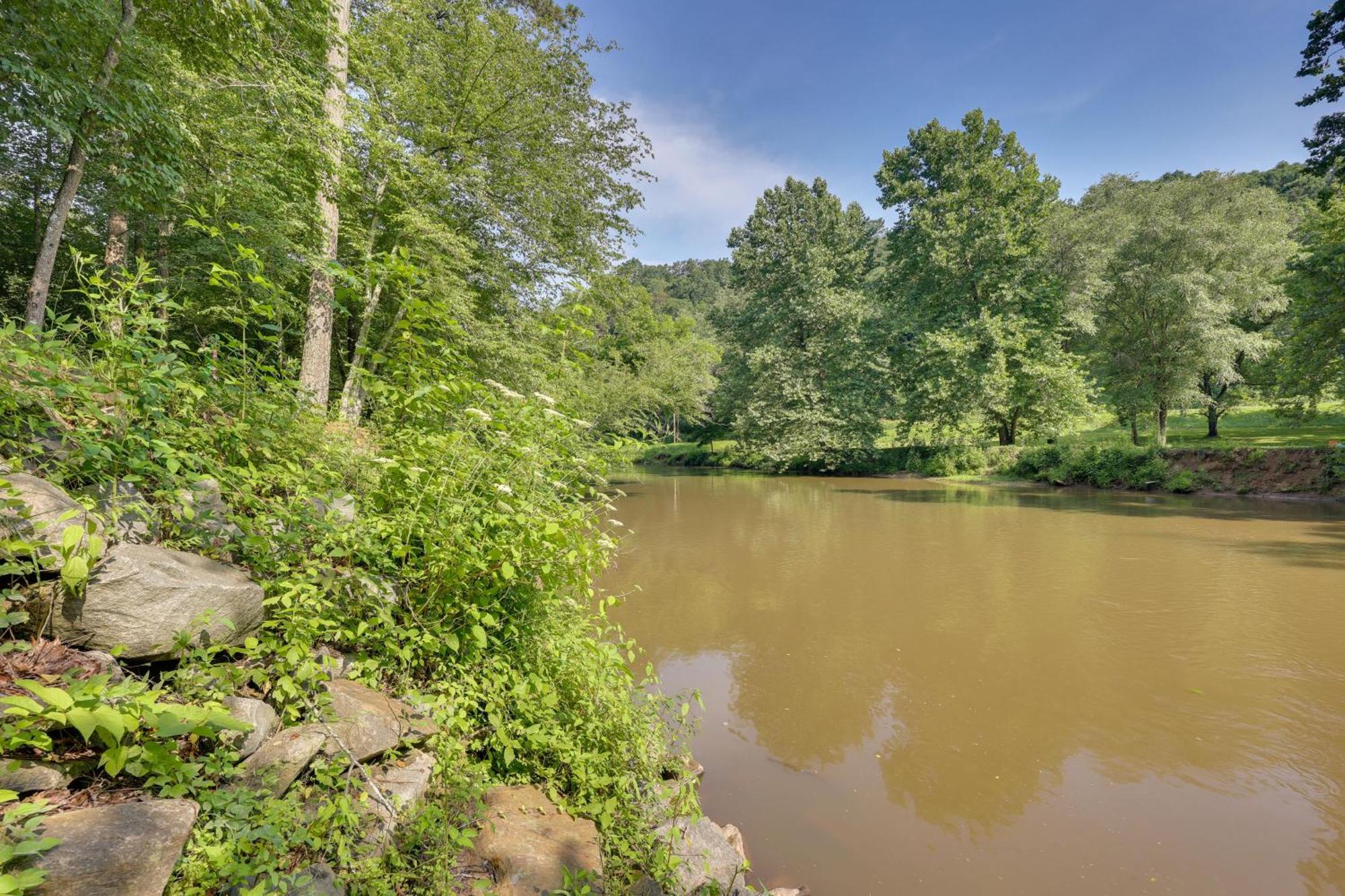 Riverfront Ellijay Cabin With Deck And Pool Access! Extérieur photo